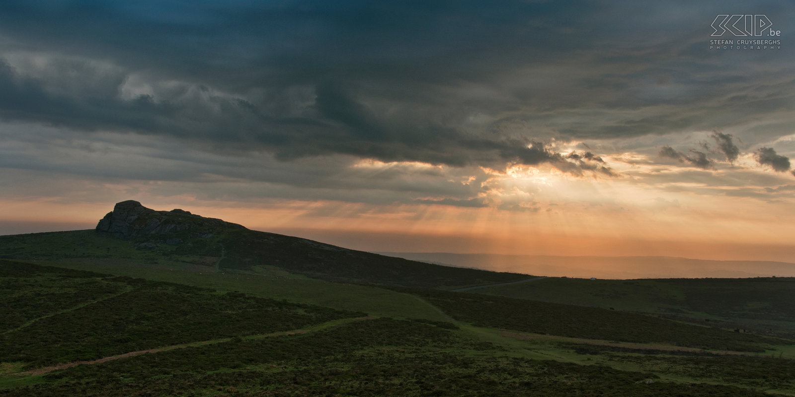 Dartmoor - Saddle Tor De zon verborgen achter dreigende wolkenformaties aan Saddle Tor. Stefan Cruysberghs